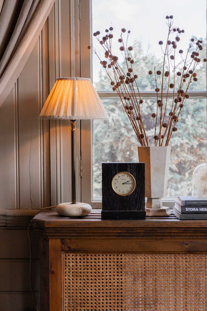 Eris Lampfot- travertin antikmässing